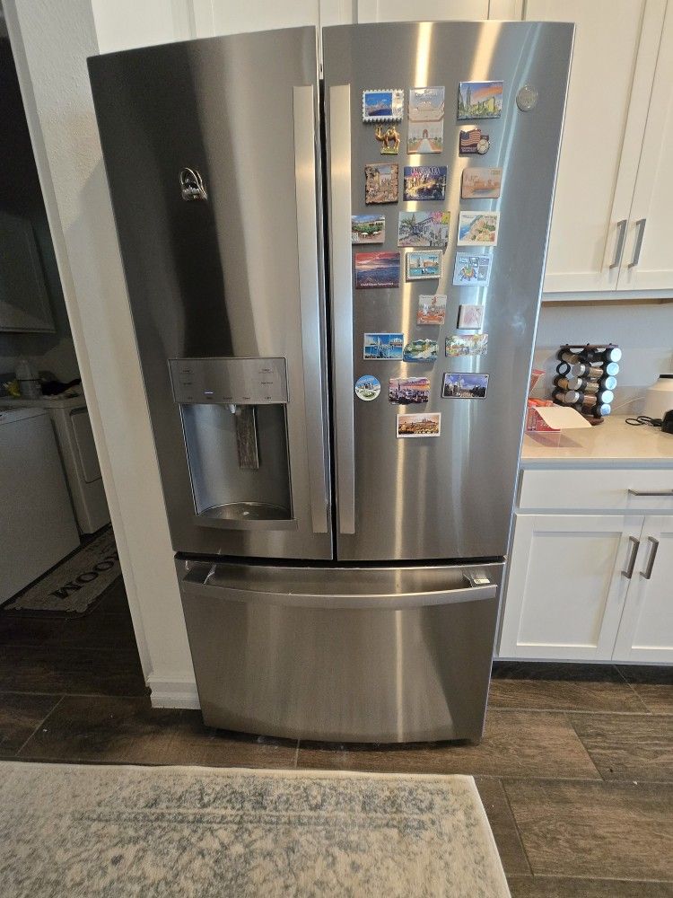 GE STAINLESS STELL REFRIGERATOR