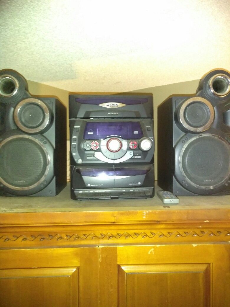 Audiovox CE620 5-cd stereo shelf system