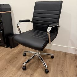 Comfortable Office Chair – Great Condition | Adjustable & Supportive Modern Black Office / Desk Chair 