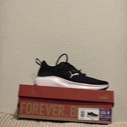 Pumas women’s size 8