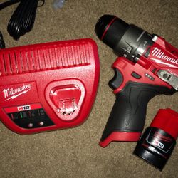 Milwaukee 1/2 M12 Hammer Drill Fuel Combo Battery Carger  2.