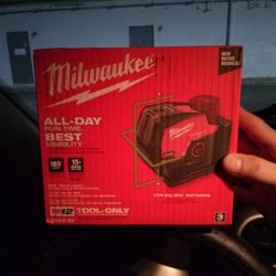 MILWAUKEE M12 GREEN LASER- CROSS LINE AND PLUMB  POINTS