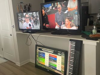 Three  flat tvs , not smart tv, no control remote , nothing wrong  . I just don’t wanted any more . Panasonic size 37x 46 inc. vizio tv size 26x44 and
