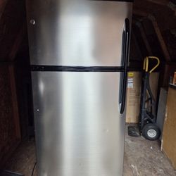 GE® ENERGY STAR® 21.0 Cu. Ft. Top-Freezer Refrigerator 