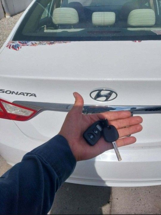 Car Keys And Remotes  / Llaves De Carro Y Controlles 