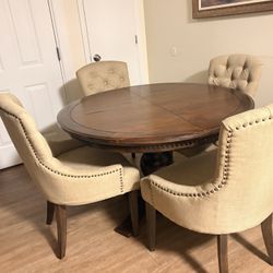 Comedor De 4 Silla En Buena Condiciones, Una Silla Tiene Una Mancha Pero Se Puede Limpiar.