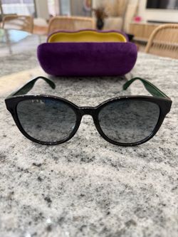 Gucci round sunglasses black with green and red striped arms
