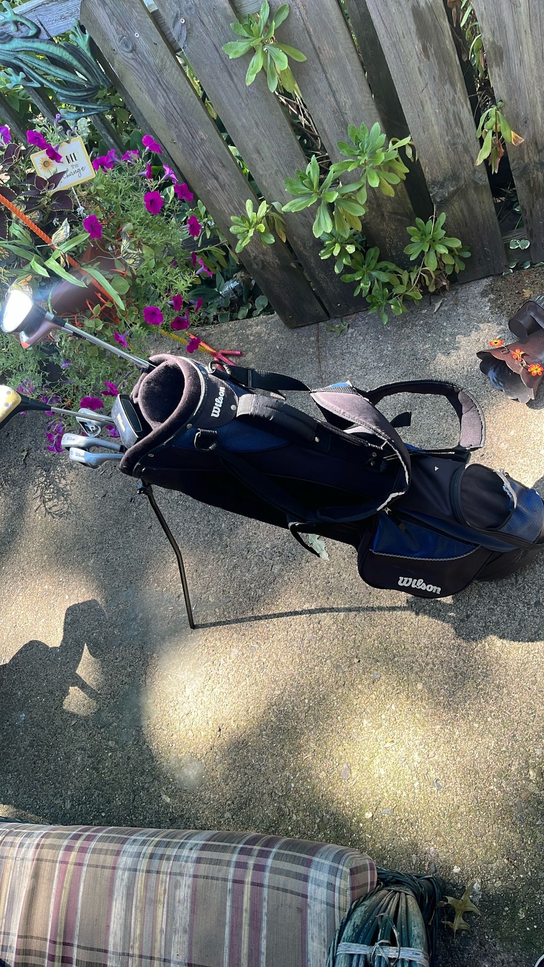 Golf bag with golf clubs