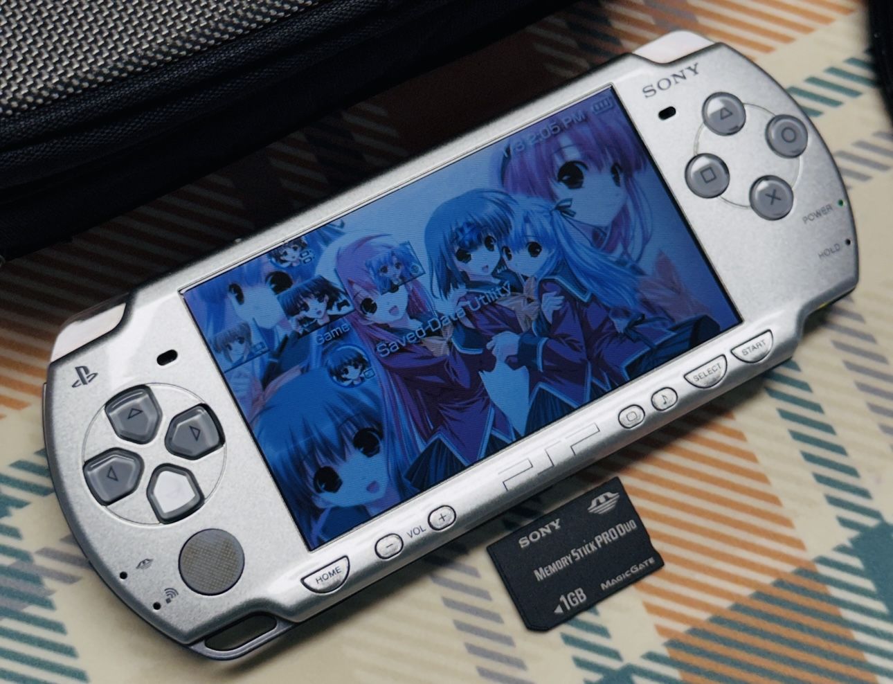 Sony PSP-2001 Silver Console Bundle w/Charger And Carrying Case Fast Shipping