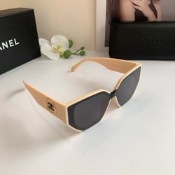 A woman's fashionable sunglasses