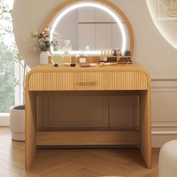 Vanity Desk / Study Desk / Makeup Table w Mirror - Like New