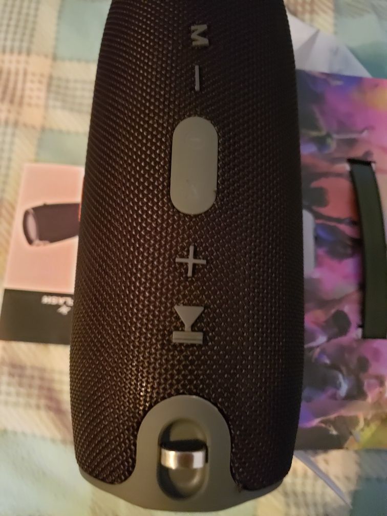 ESTOY VENDIENDO ESTA BOSINITA BLUETOOTH COPIA DE JBL SONIDO MUY BUENO