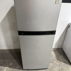 Avanti 10cb Ft Refrigerator 