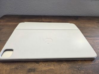 🍎 Apple Magic Keyboard for 13” iPad Pro (M4/M5) – White | Fully Functional, Great Condition – $190 OBO ✨