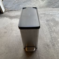 Pedal Foot 2.6 Gallons Trash Can