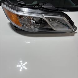 2014 Acura  RDX  passenger side headlight brand new $200