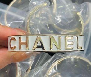 New 18k stainless steel gold bracelet comes with dust bag