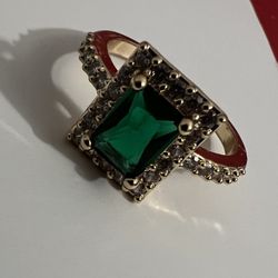 Women Green & Gold Ring