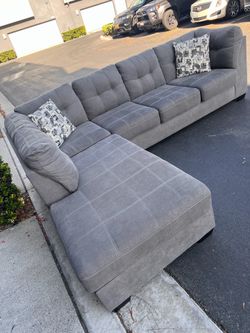 Absolutely gorgeous living spaces sectional couch !!