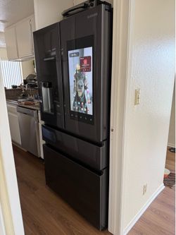 Samsung 4-Door French Door Fridge with Family Hub - Black Stainless (*READ DESCRIPTION)
