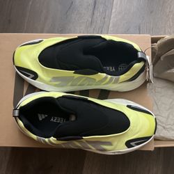 Adidas YZY 700 MNVN 6.5 Men’s 