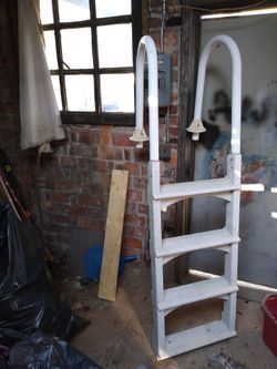 Swimming pool ladder