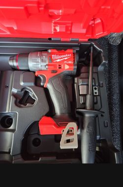MILWAUKEE M18 HAMMER DRILL WITH CHARGER AND CASE NEW CAT#2904-20