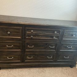 Dresser & Nightstands