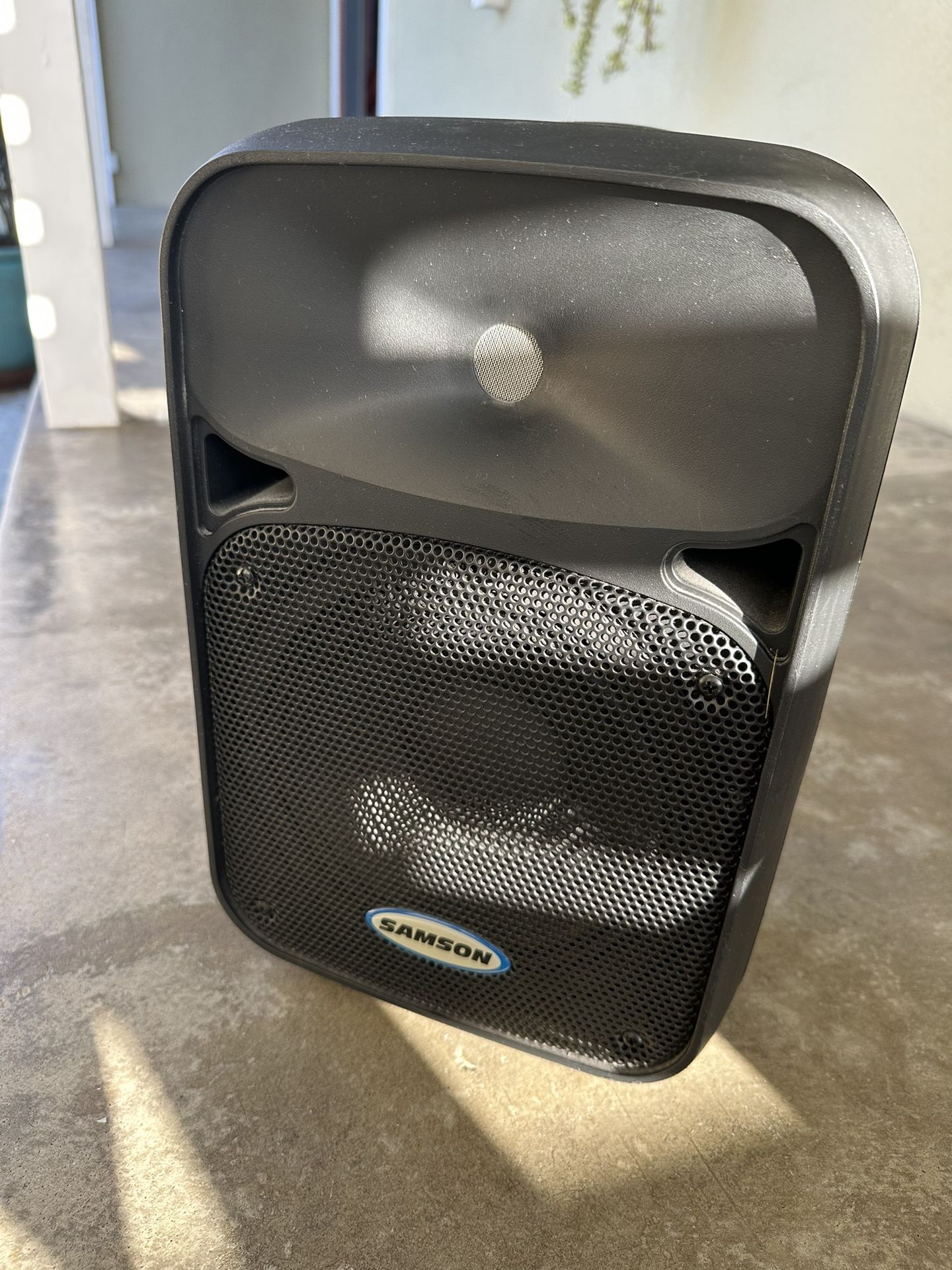 Samson Auro D208 Powered PA Speaker