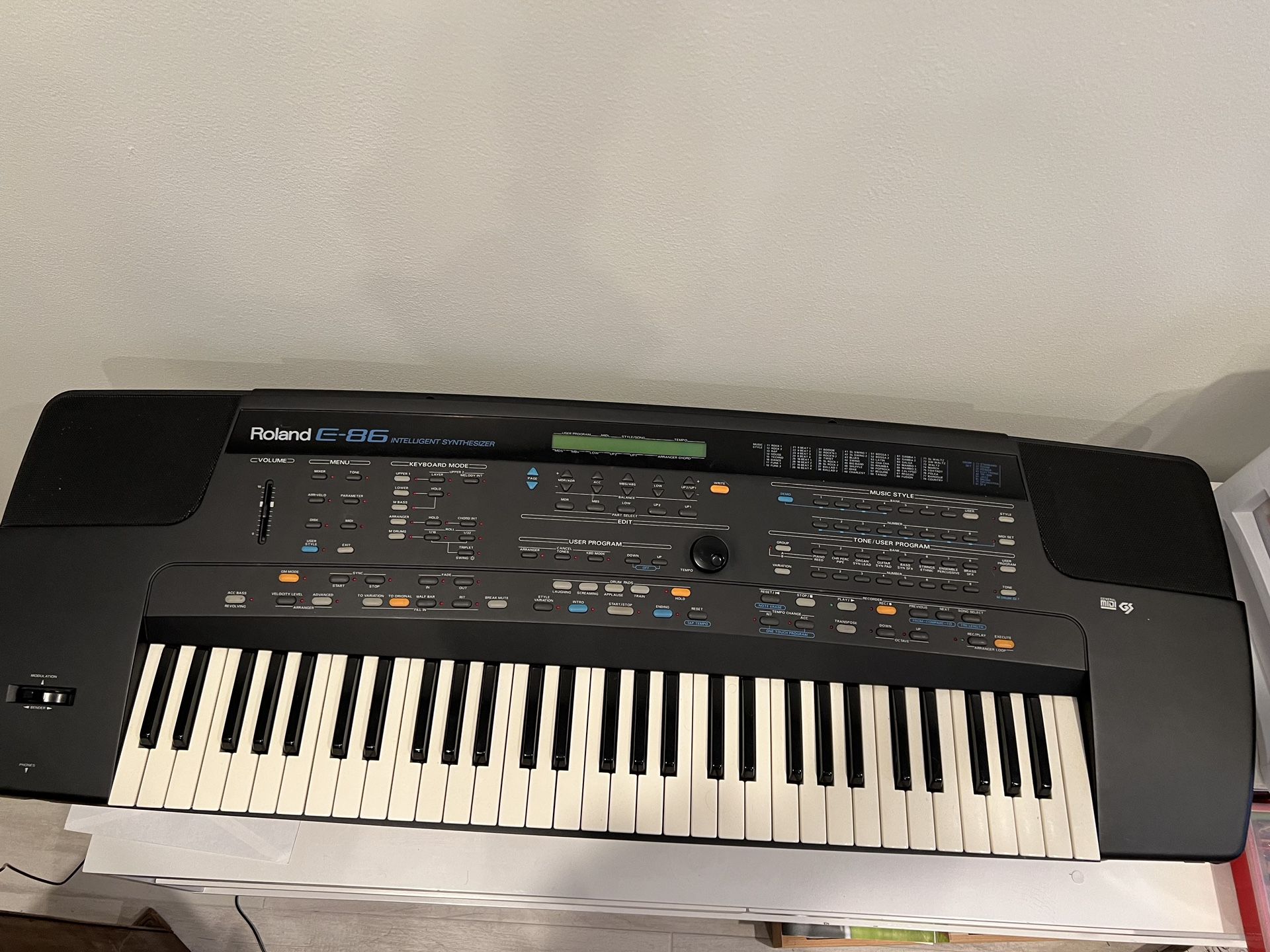 Keyboard Roland E-86 Intelligent Synthesizer