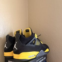 Jordan 4 Thunders 