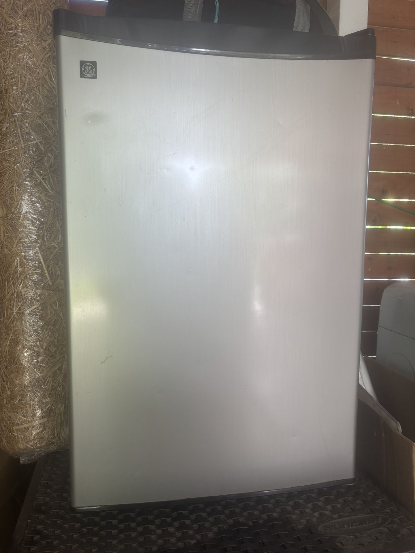 Mini Fridge - GE