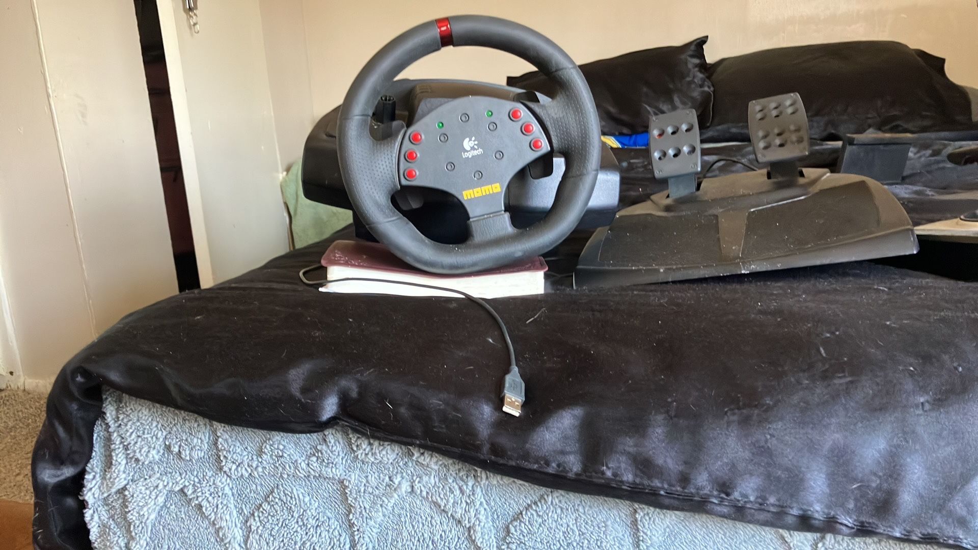 tablet Amazon Momo steering wheel and gtech flight stick