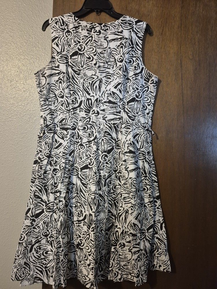 BEAUTIFUL BLACK AND WHITE DRESS SIZE 12 ORIGINAL PRICE $89. GREAT CONDITION