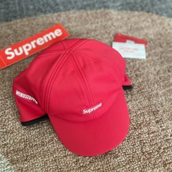 Supreme WINDSTOPPER Facemask 6-Panel. RED