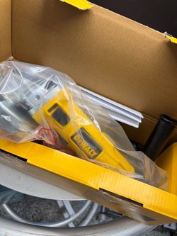 DeWALT DWE4011 4-1/2” Corded 7A Angle Grinder 120V - New!