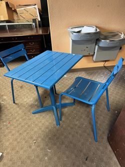 32x24 Aluminum Outside Table With Chairs