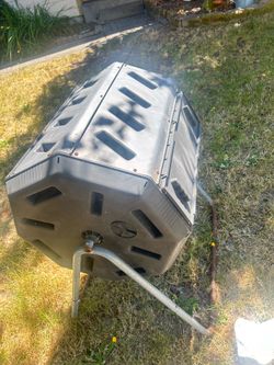 Dual chamber tumbling compost bin