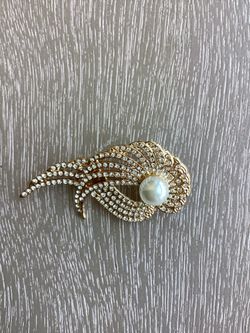 Simple & Elegant Golden Wings Brooch W/ Faux Pearl & Sparkling White Rhinestones
