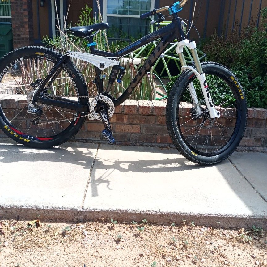 Kona Bikes Kona Stinky 2010 2010 Kona STINKY – Specs, Comparisons