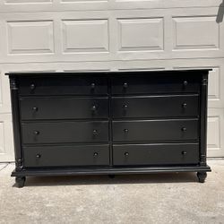8-Drawer Black Dresser (Excellent Condition)