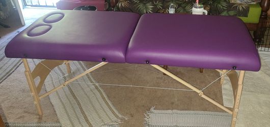 MASSAGE TABLE