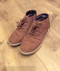 BOYS TOMS SIZE 6