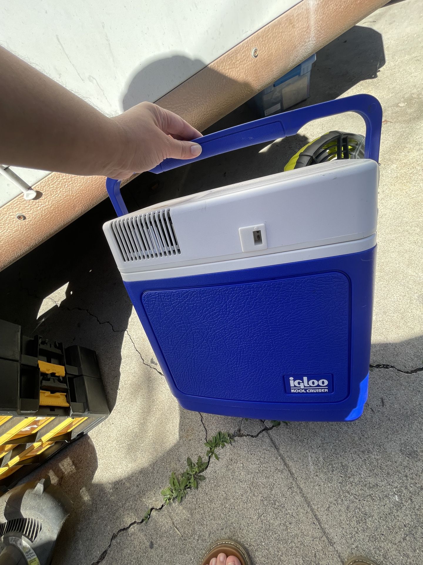 Kool Cruiser 18 QT Thermoelectric Cooler Blue AC/DC Converter