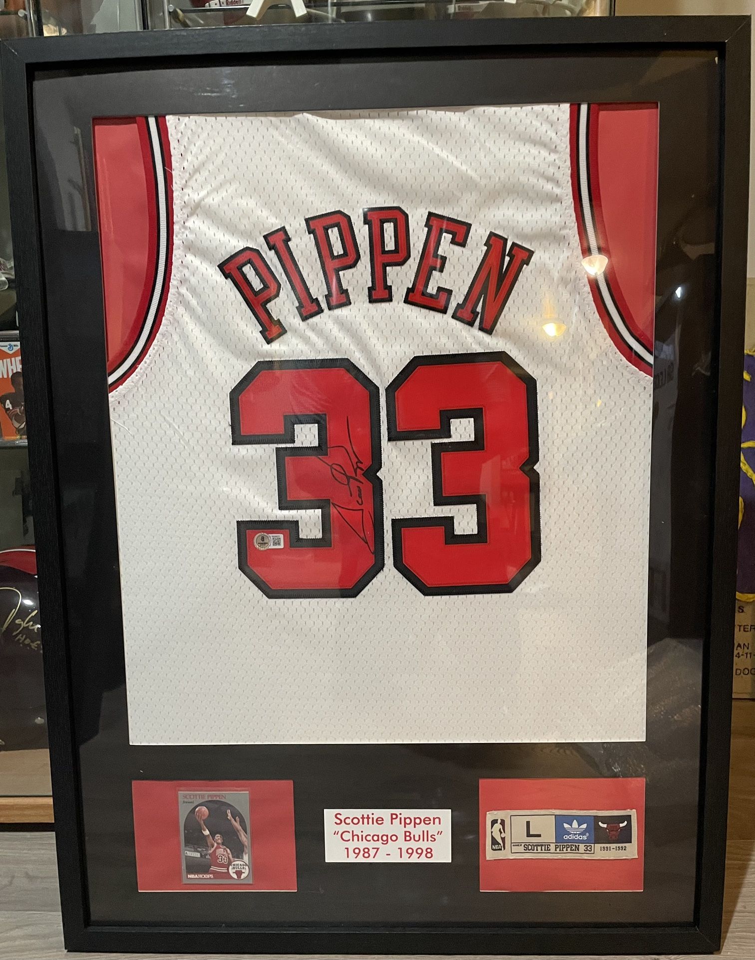 Scottie Pippen Signed / Framed Jersey