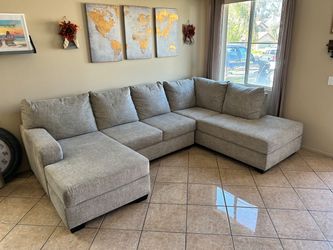 DELIVERY AVAILABLE 🚛. Gorgeous Sectional couch with double chaise LIKE NEW