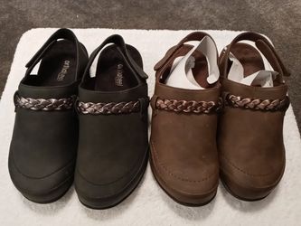 New Two Pairs of Orthaheel Leather Clogs Sz 7
