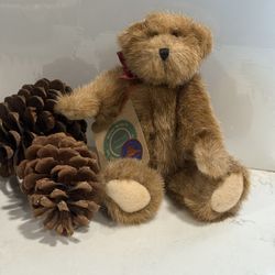 Boyds Bears "Wilson" teddy bear-Part of the Archive Series, produced between 1.  It is a jointed bear with 5-way articulation.  Made from brow