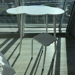 White Table with Stools – Brand New. Mesa Blanca con Taburetes – Nueva