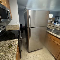 Electrolux Refrigerator – Great Condition – $200 (FIRM) 🔥